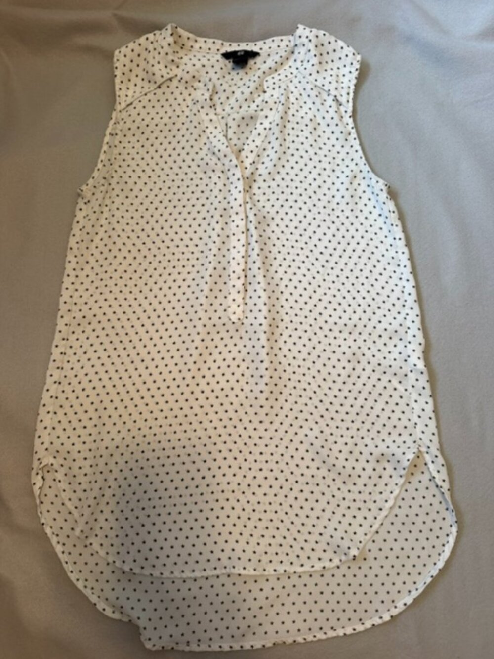 H&M Women's Size 4 White & Black Star Sleeveless V-Neck Button Blouse Top Casual